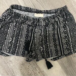 Bobbie Brooks Black and White boho Waist Shorts
